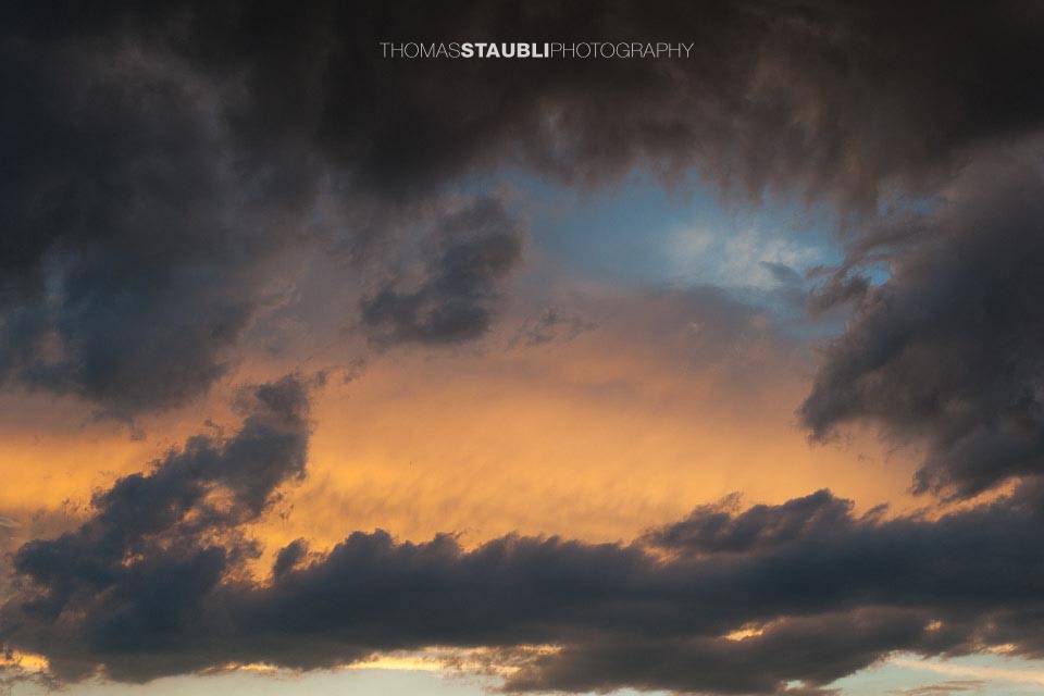 Gewitterwolken und Abendrot