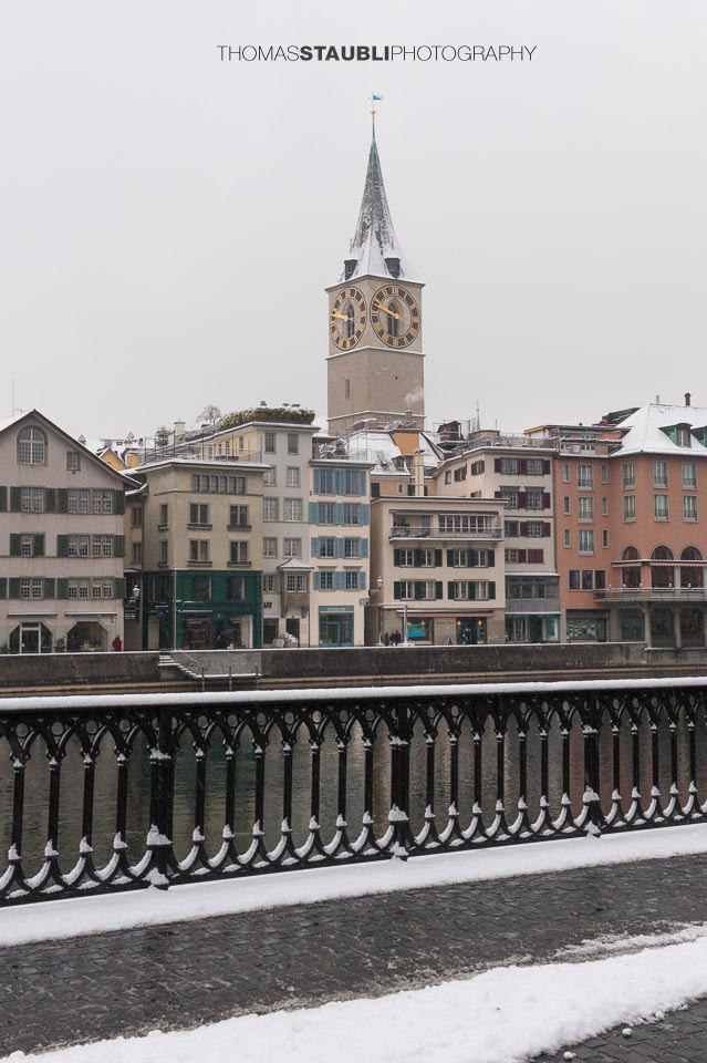 trüber verschneiter Wintertag über Zürich mit Blick zur St. Peter Kirche