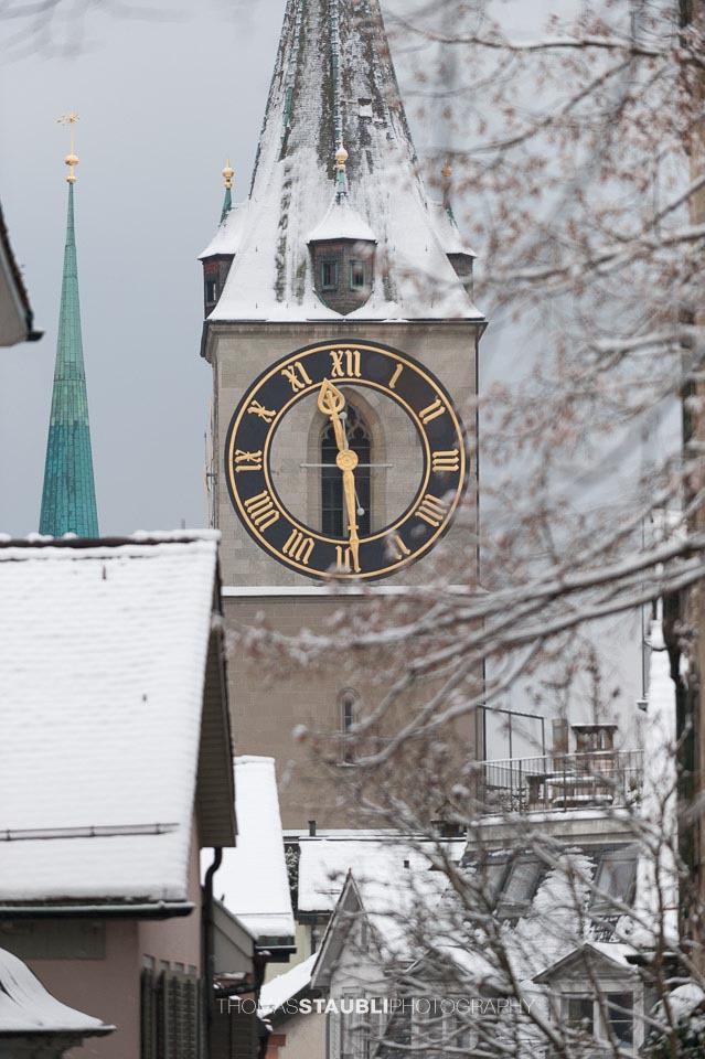 Blick auf das Zifferblatt der St. Peter Kirche