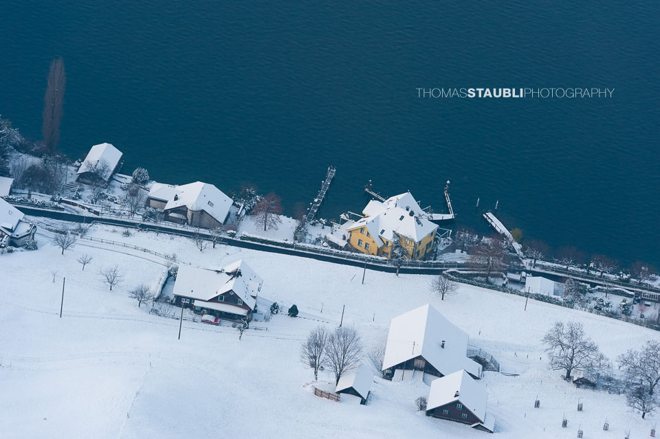 Blick vom Bürgenstock hinunter zu verschneitem Kehrsiten