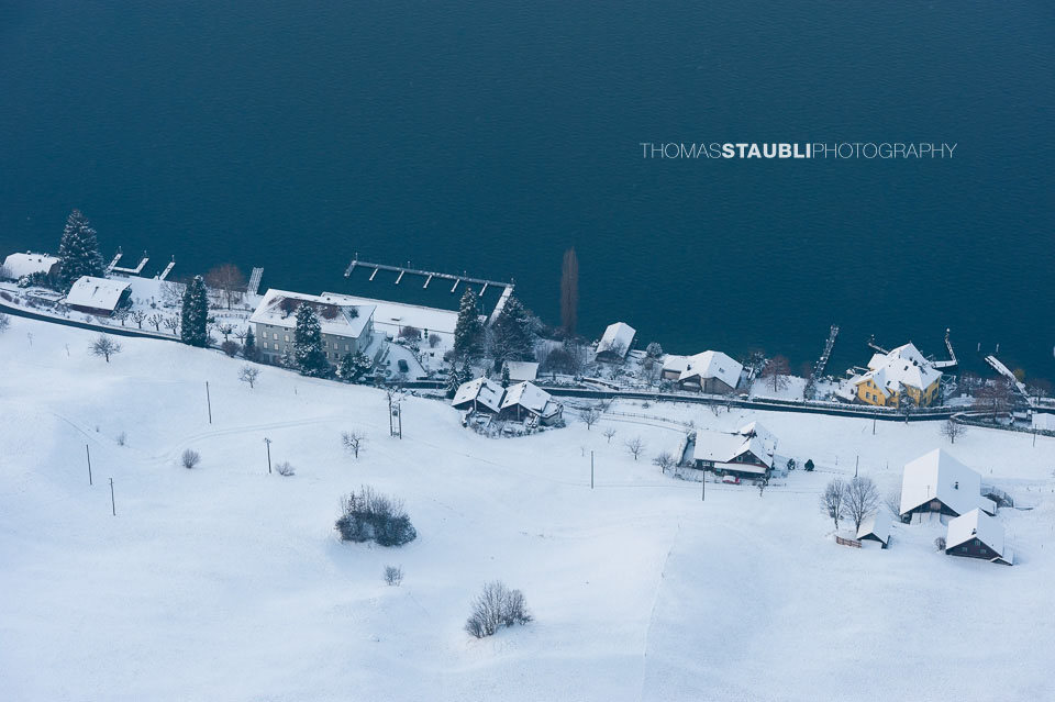 Blick vom Bürgenstock hinunter zu verschneitem Kehrsiten