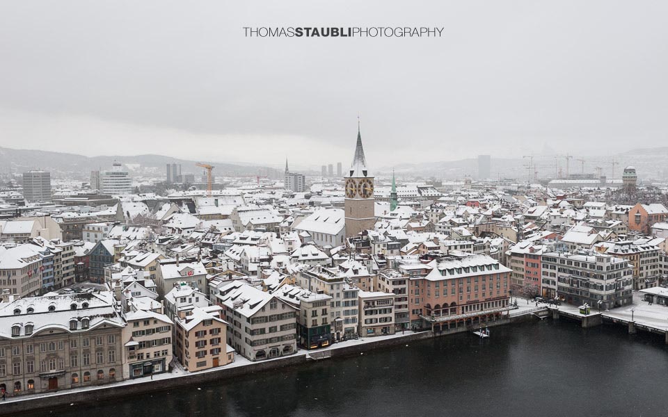 trüber verschneiter Wintertag über Zürich mit Blick zur St. Peter Kirche
