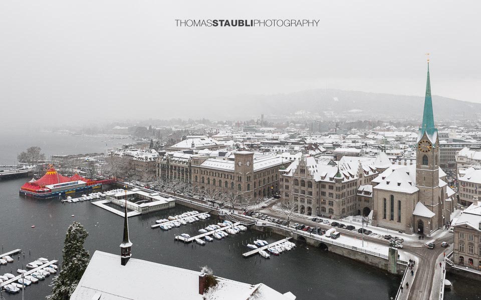 trüber verschneiter Wintertag über Zürich mit Blick zum Stadthausquai