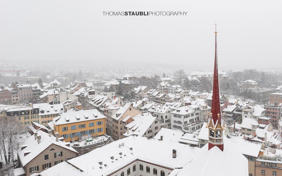 trüber verschneiter Wintertag über Zürich mit Blick auf die Altstadt