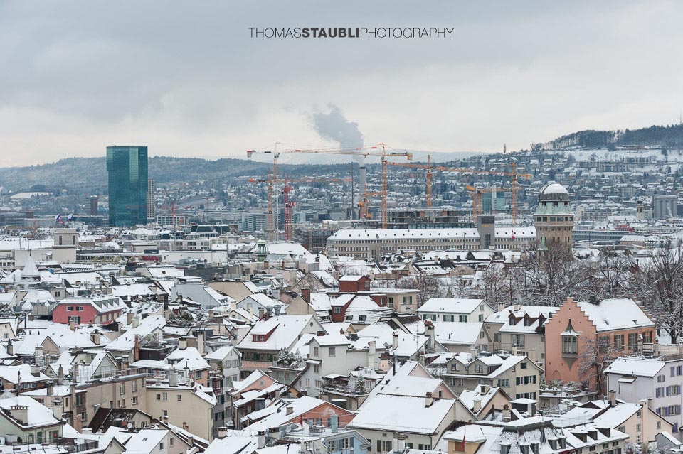 trüber verschneiter Wintertag über Zürich mit Blick zum Prime Tower und Urania-Sternwarte
