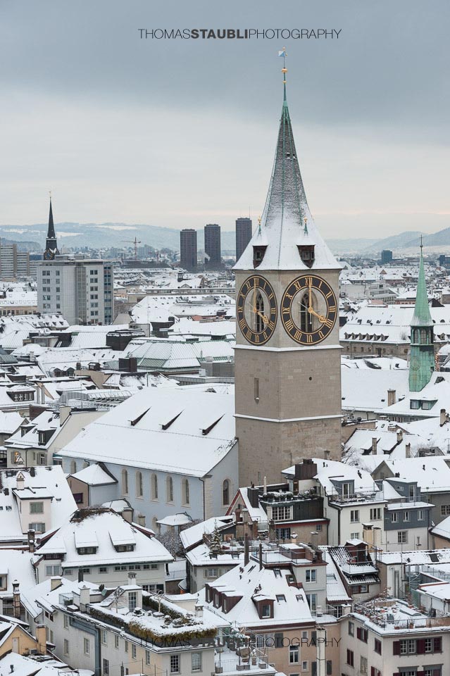 trüber verschneiter Wintertag über Zürich mit Blick zur St. Peter Kirche