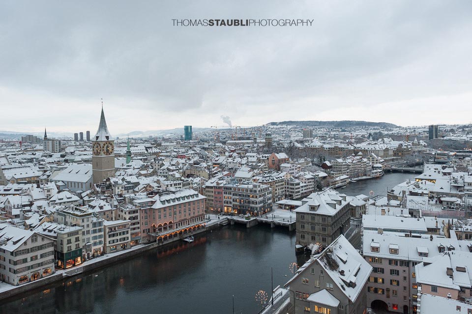 trüber verschneiter Wintertag über Zürich mit Blick auf die Altstadt und Limmat