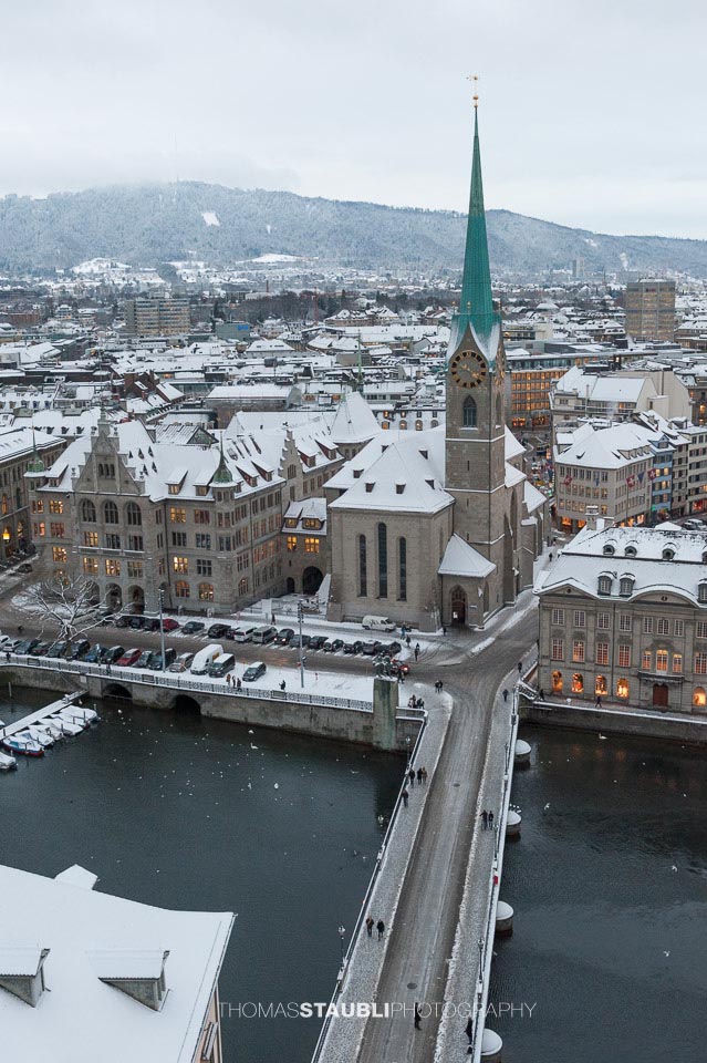 trüber verschneiter Wintertag über Zürich mit Blick zum Fraumünster