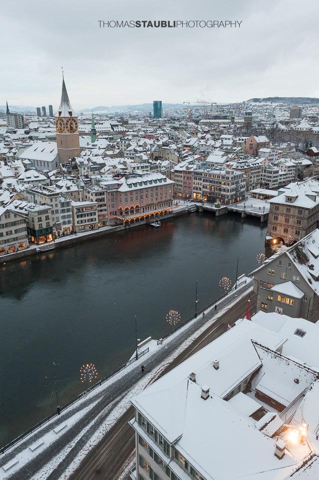 trüber verschneiter Wintertag über Zürich mit Blick zur St. Peter Kirche