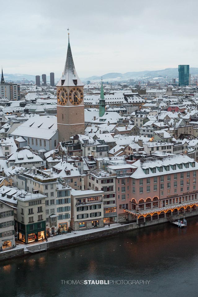 trüber verschneiter Wintertag über Zürich mit Blick zur St. Peter Kirche