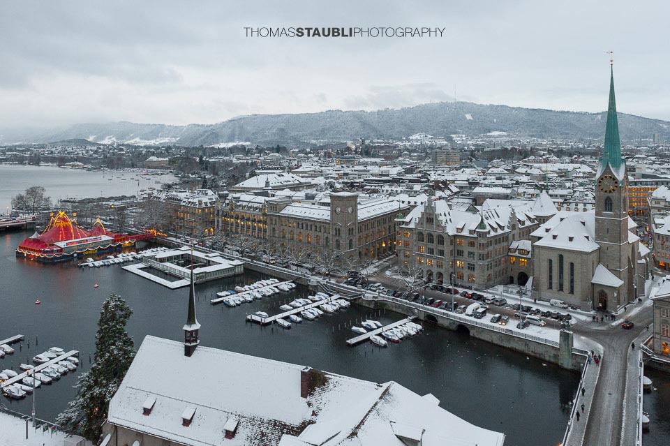 trüber verschneiter Wintertag über Zürich mit Blick zum Stadthausquai