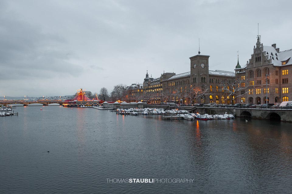 trüber verschneiter Wintertag über Zürich mit Blick zur Fraumünsterpost und Stadthaus