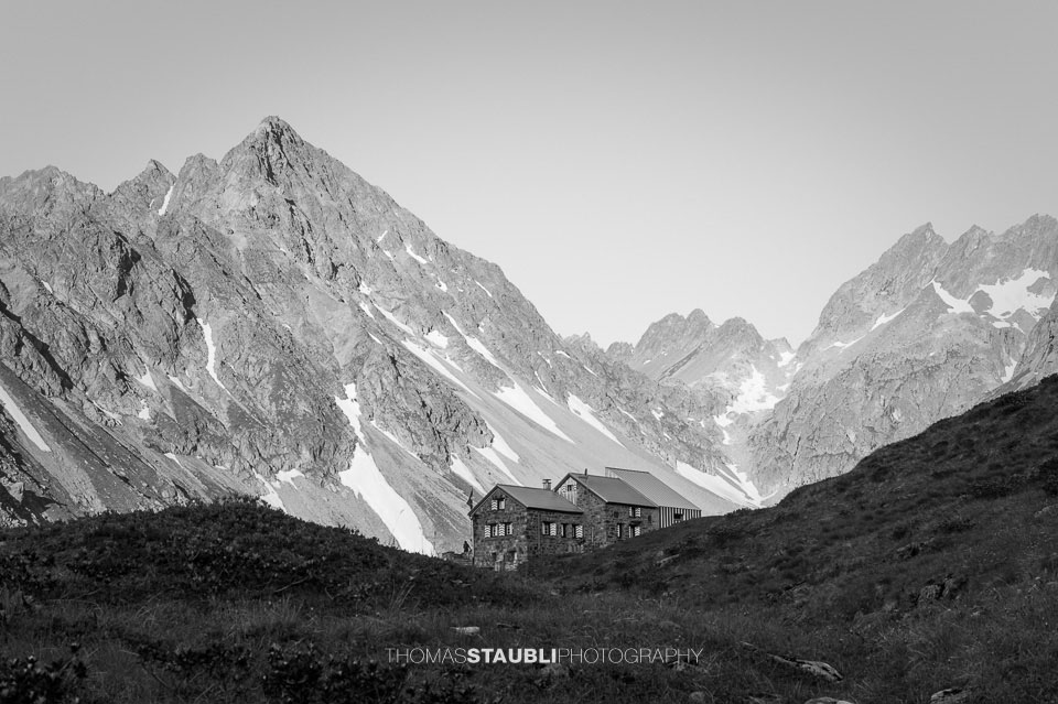 Leutschachhütte vor Wichelhorn, Grüenplänggistock und Schneehüenderstöckli