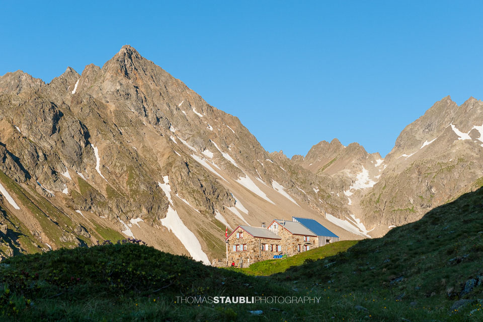 Leutschachhütte vor Wichelhorn, Grüenplänggistock und Schneehüenderstöckli