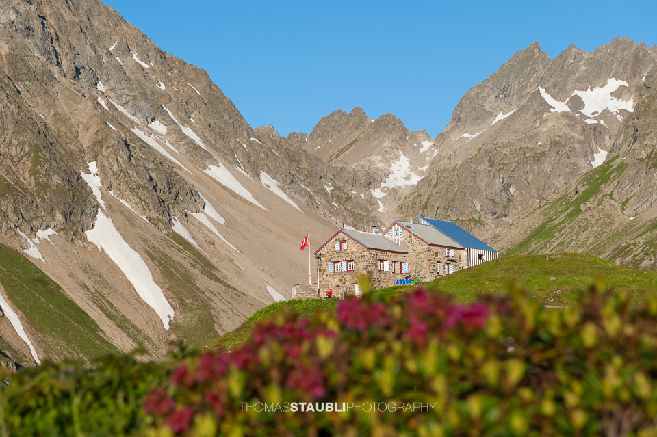 Leutschachhütte vor Wichelhorn, Grüenplänggistock und Schneehüenderstöckli