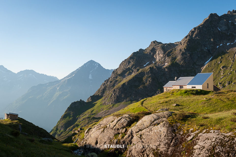 Leutschachhütte mit Bristen im Hintergrund