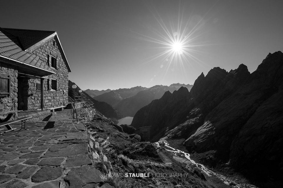 Die Gelmerhütte mit Blick hinunter zum Gelmersee