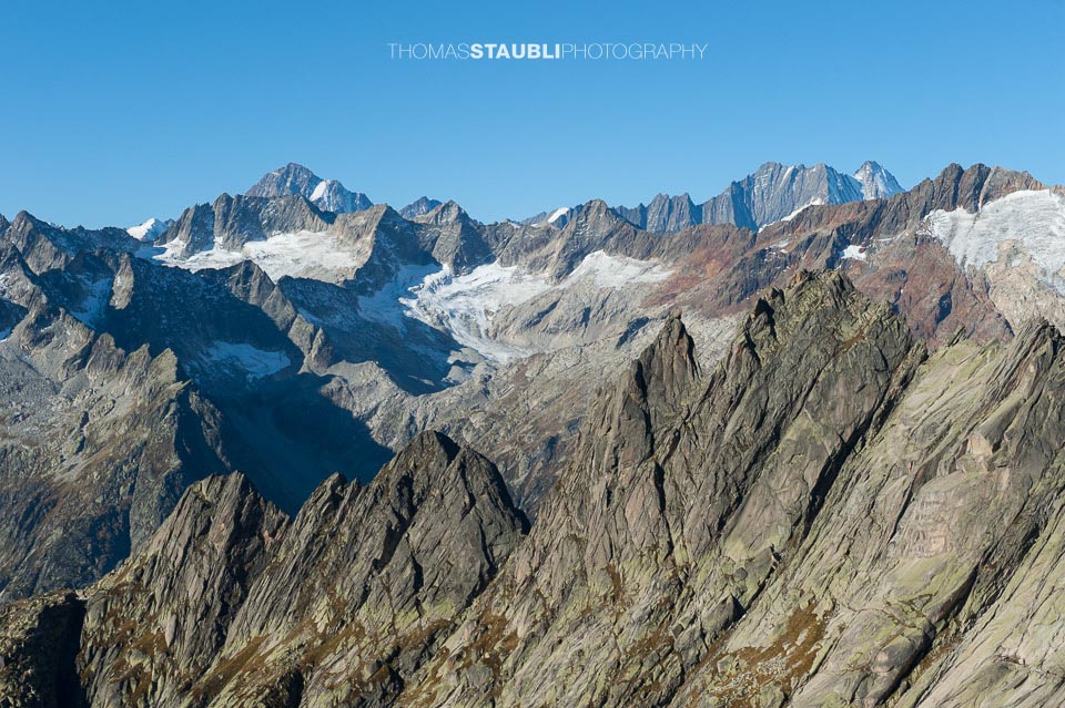 Berner Alpen mit Gelmerhörner, Finsteraarhorn, Lauteraarhorn, Schreckhorn u. a.