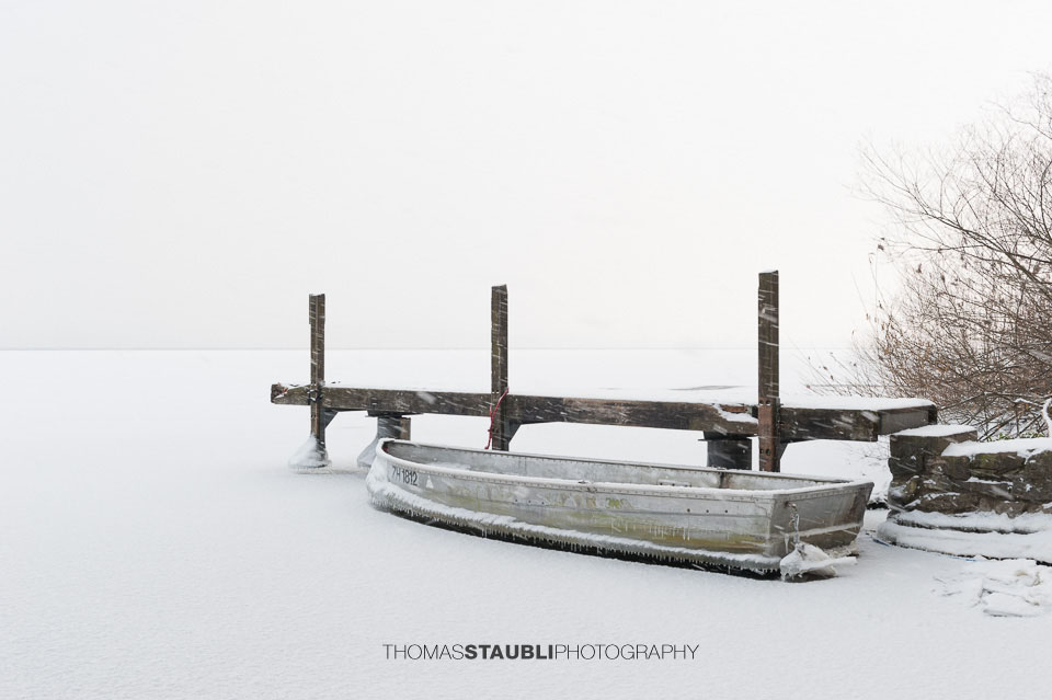 Ruderboot am Bootssteg beim zugefrorenen Greifensee 2012
