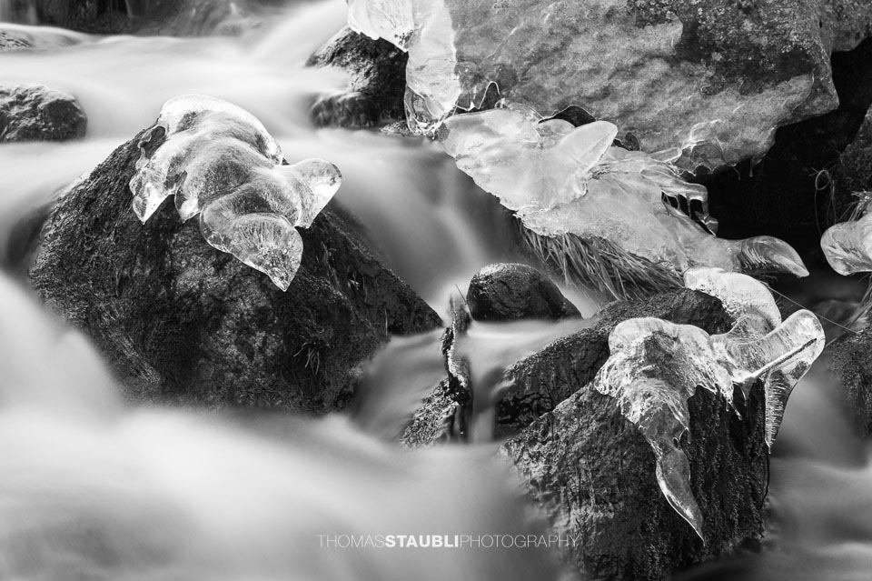Eisskulpturen im fliessenden Bach
