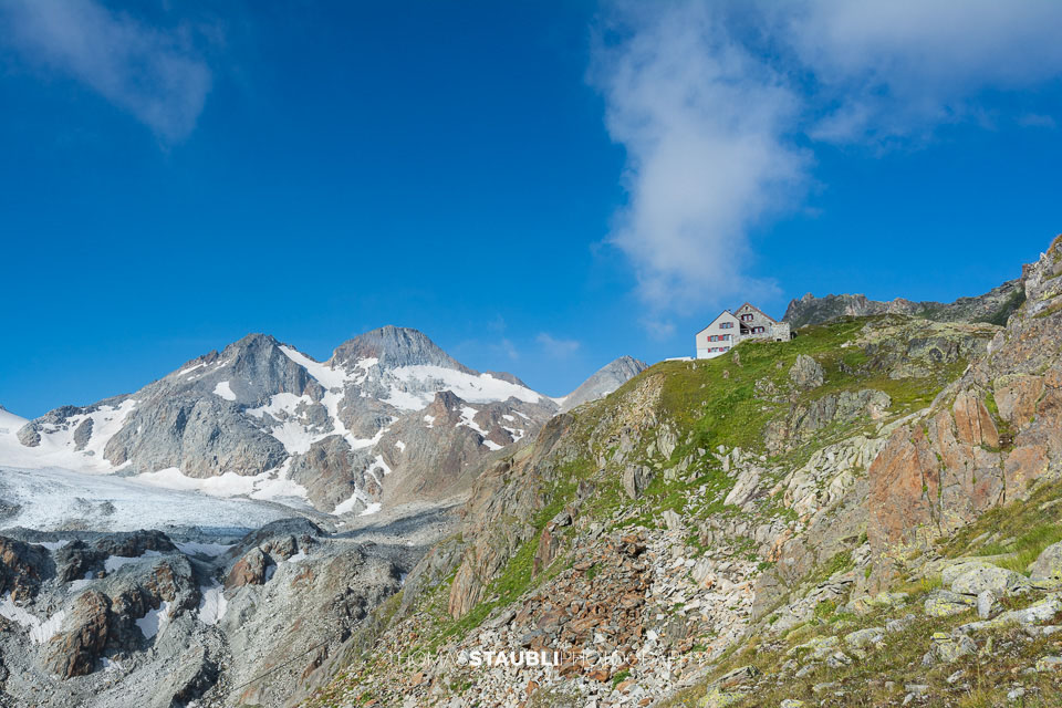 Blick hinauf zur Rotondohütte im Witenwasserental