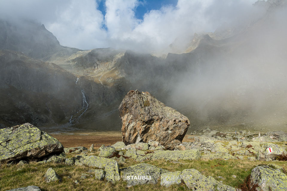 Nebelschwanden durchkreuzen die Seewenalp