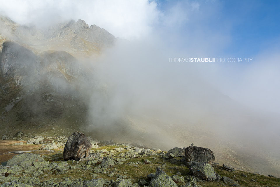 Nebelschwanden durchkreuzen die Seewenalp