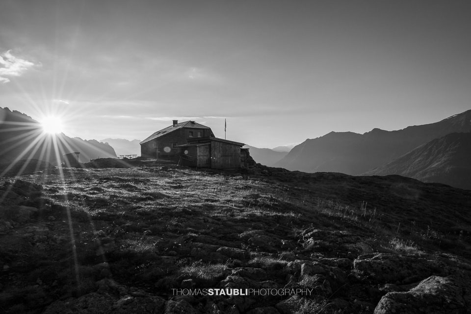die ersten Sonnenstrahlen über der Sewenhütte