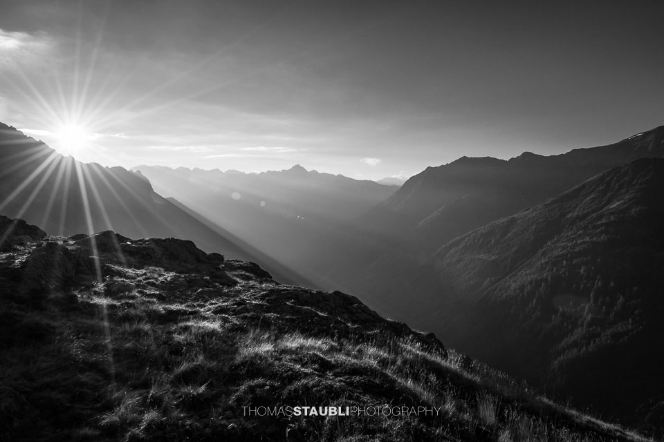 die ersten Sonnenstrahlen über dem Meiental