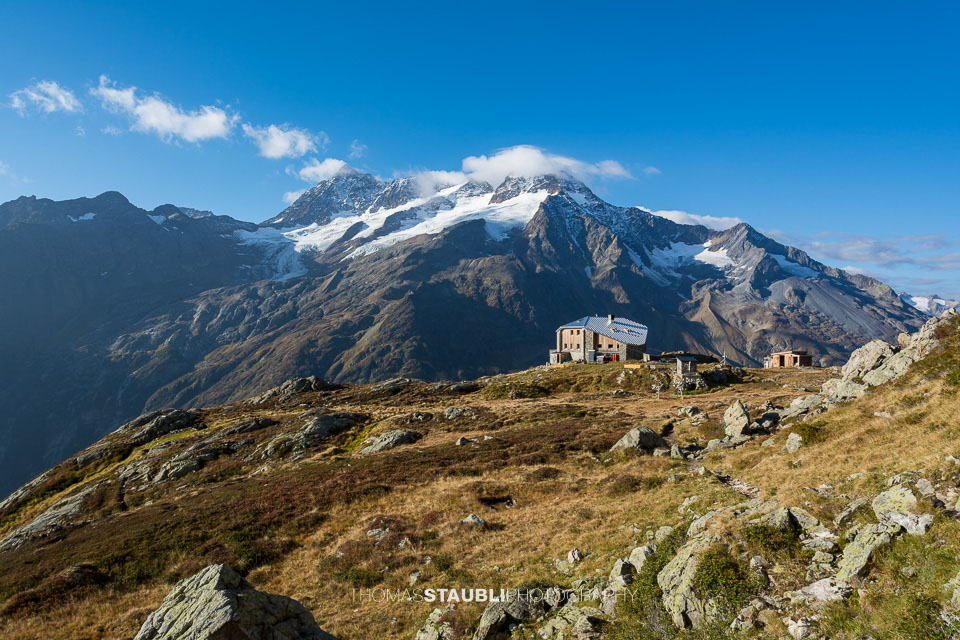 die Sewenhütte vor Fleckistock und dem Rütifirn