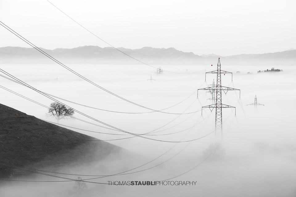 Strommasten ragen aus dem Nebelmeer