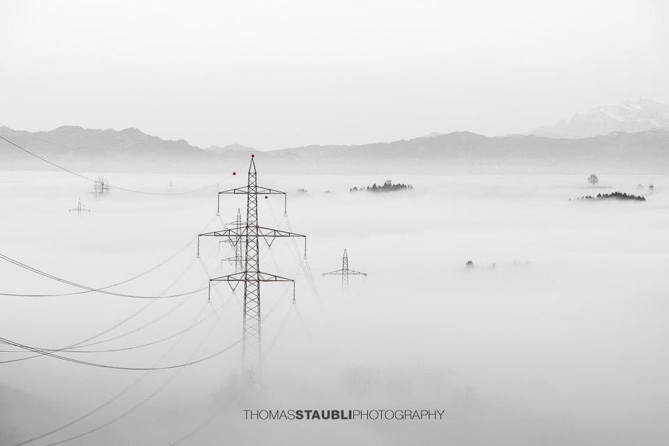 Strommasten ragen aus dem Nebelmeer