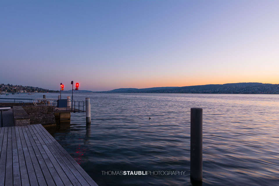 Morgendämmerung an der Schiffsstation von Thalwil