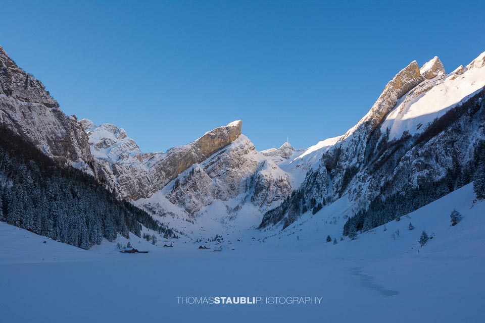 wolkenloser Wintertag am zugefrorenen Seealpsee