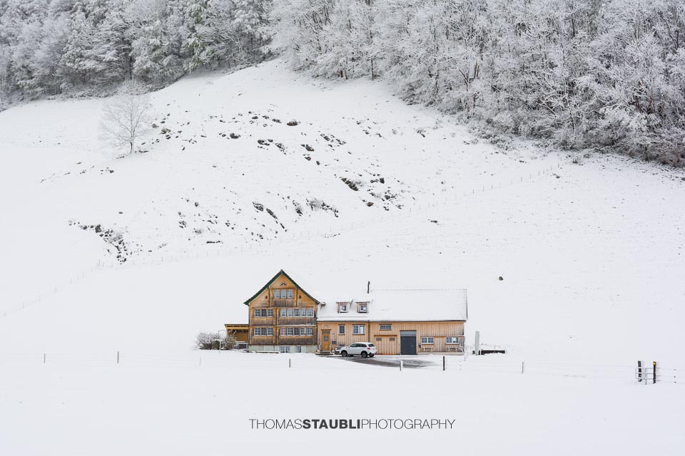 verschneiter Bauernhof