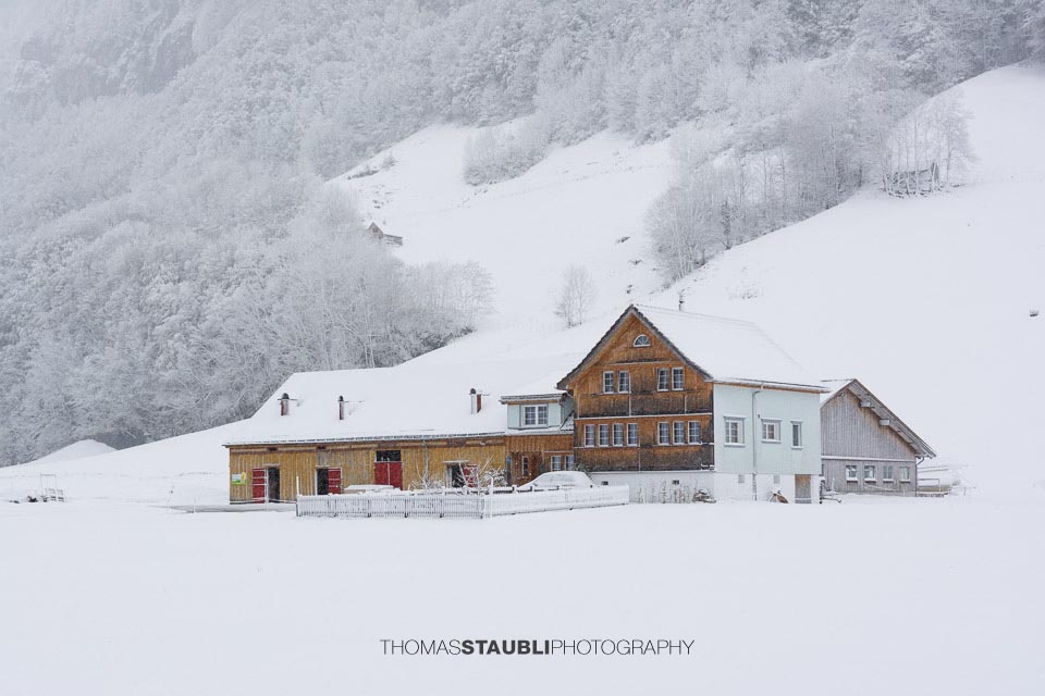 verschneiter Bauernhof