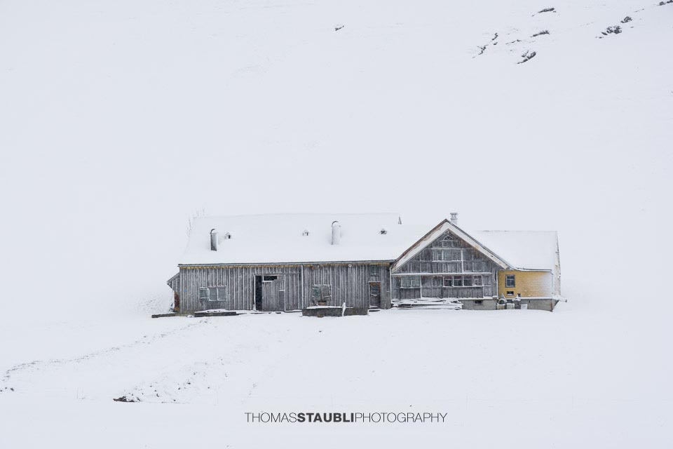 verschneiter Bauernhof