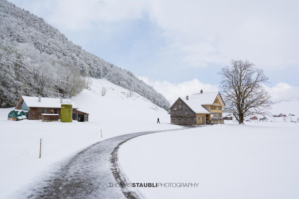 verschneiter Bauernhof