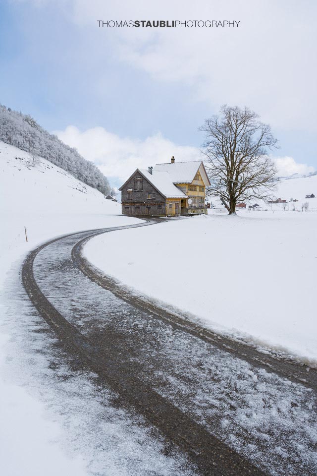 verschneiter Bauernhof