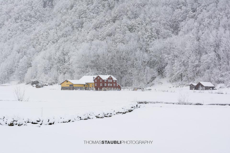verschneiter Bauernhof