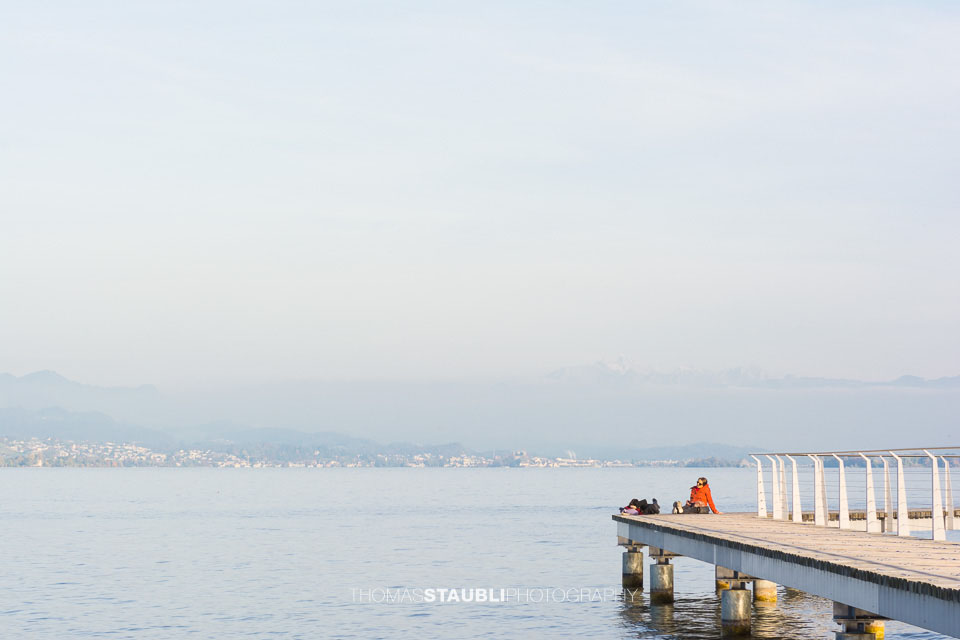 Sonnenbaden auf dem Steg von Richterswil