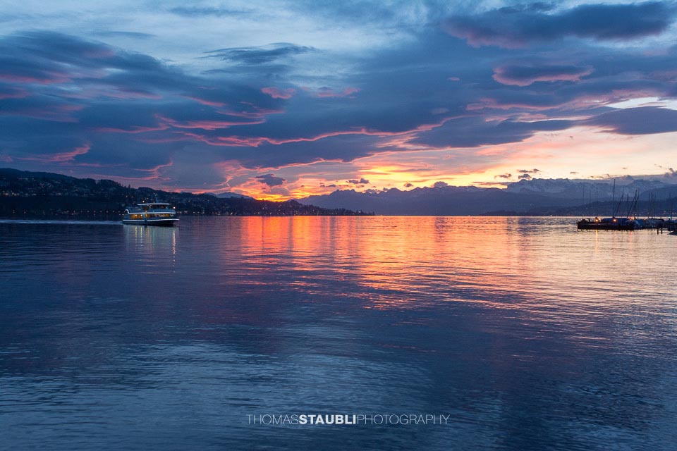 Imposanter Sonnenaufgang über dem Zürichsee