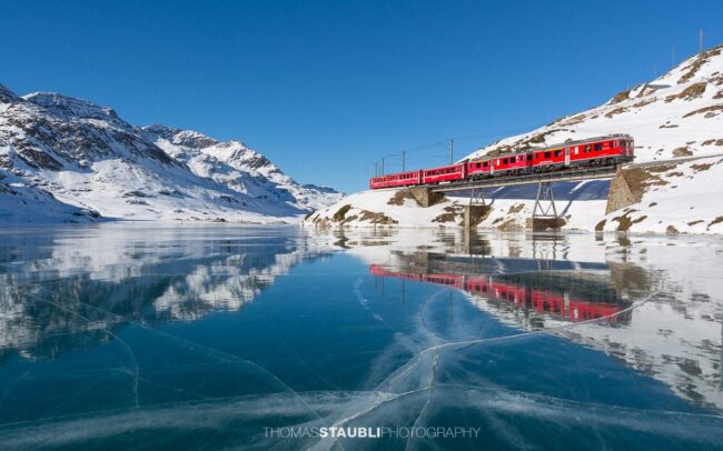 Bernina Express am gefrorenen Lago Bianco