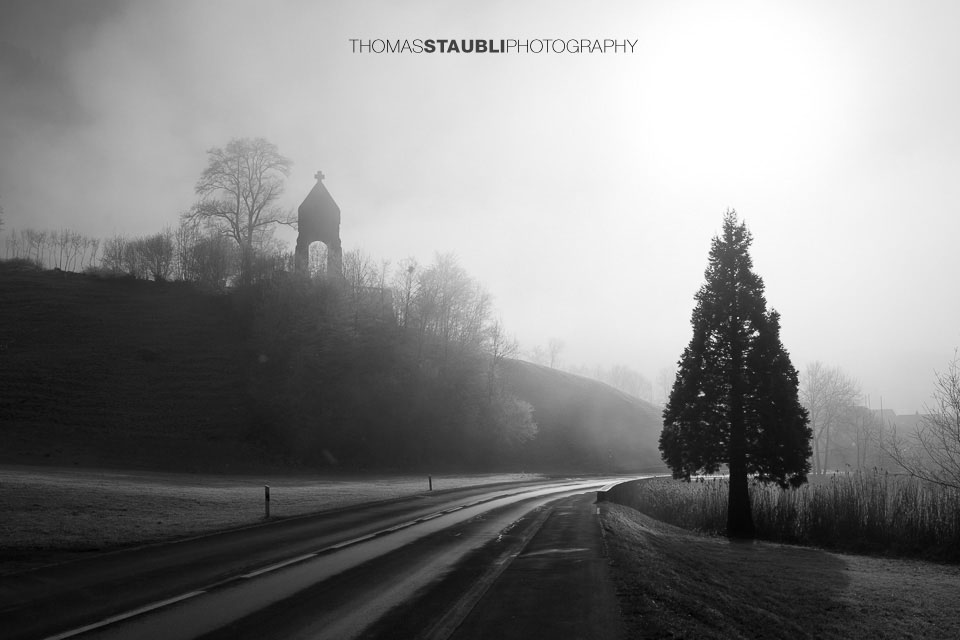 die Sonne kämpft sich durch den Nebel beim Morgartendenkmal