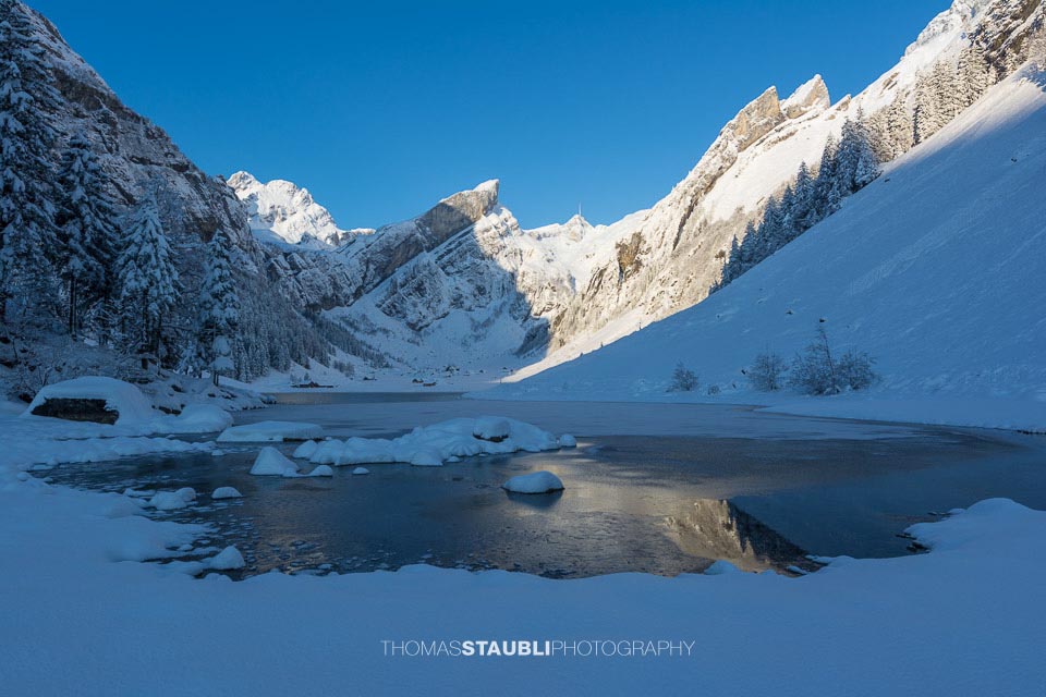 Die ersten Sonnenstrahlen erreichen die Seealp