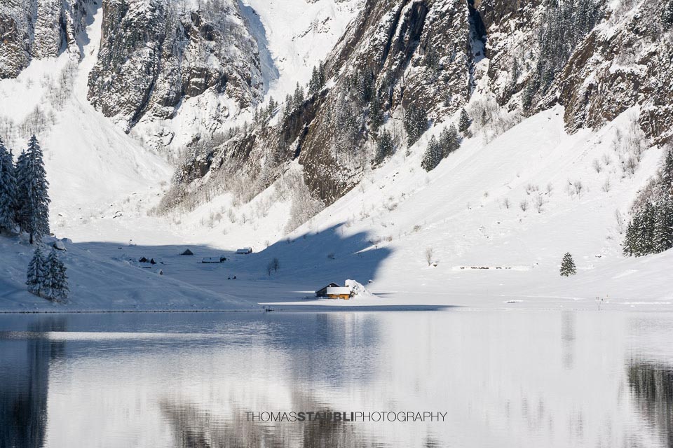 Verlassene schneebedeckte Seealp im Alpstein