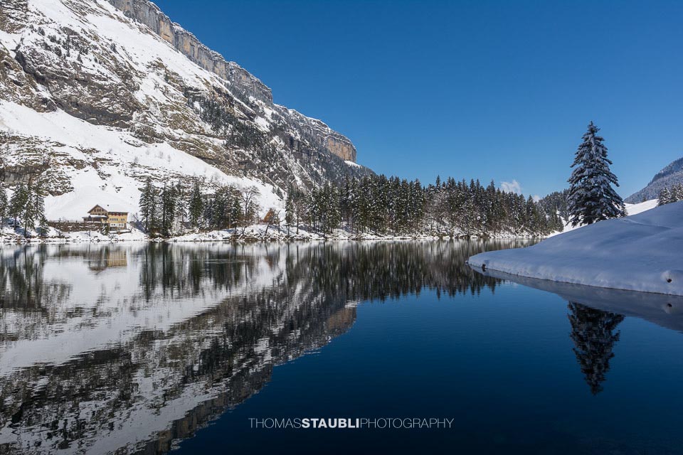 Wasserspiegelung am verschneiten Seealpsee