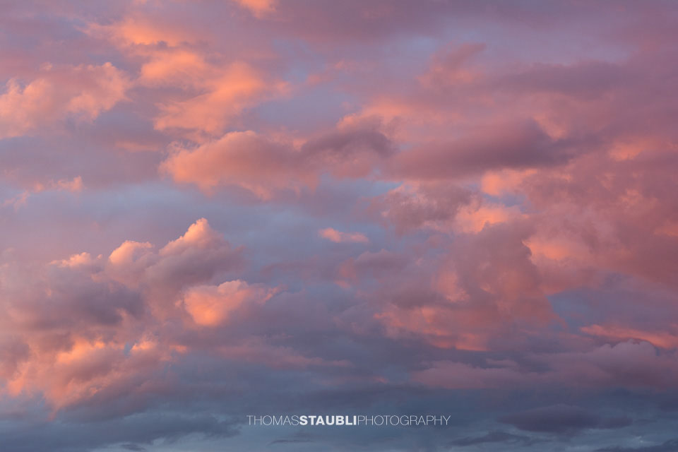 rosafarbene Wolken am Himmel