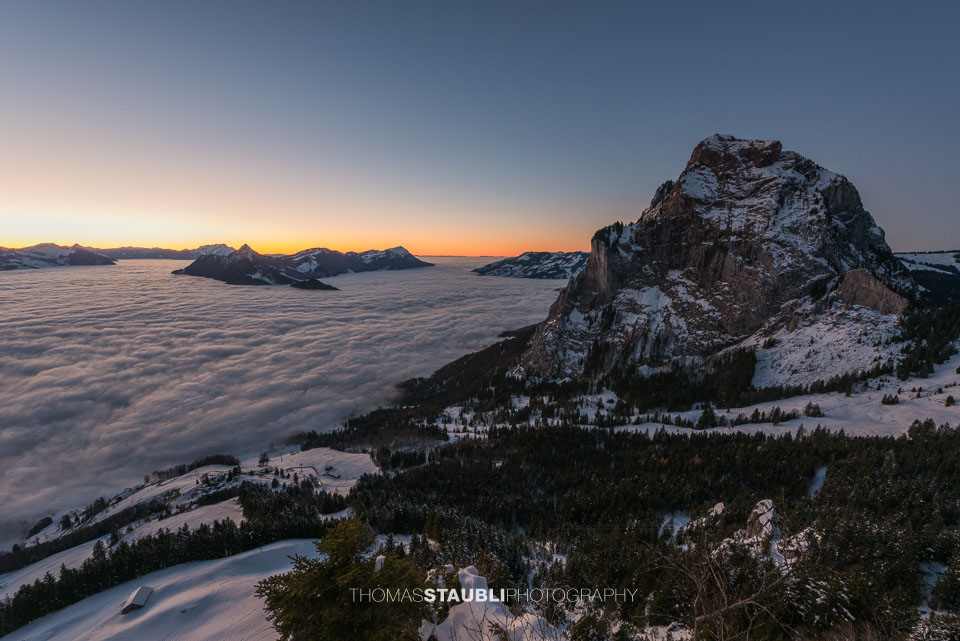 Abendglühen über dem Nebelmeer der Innerschweiz