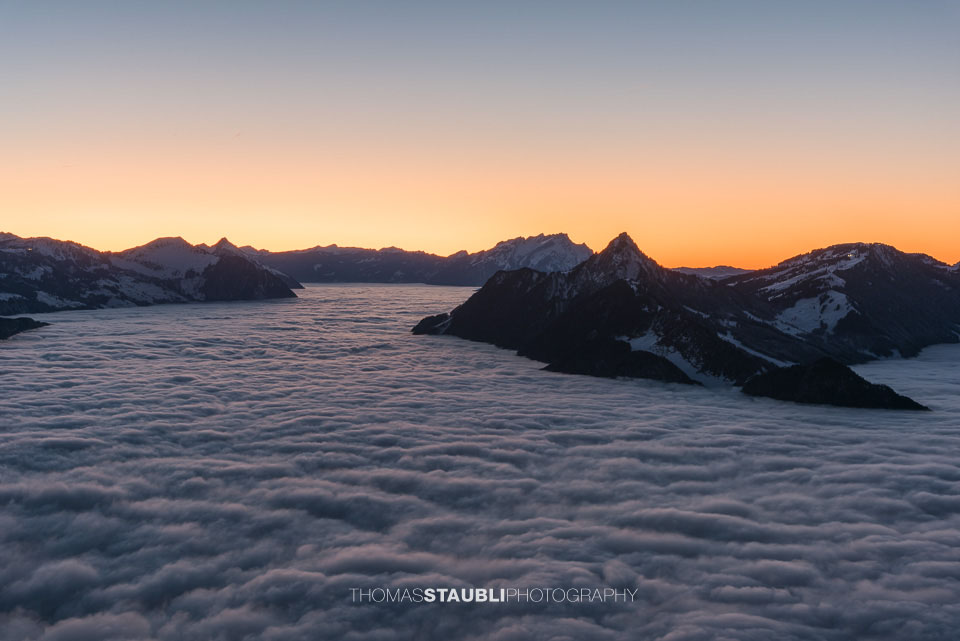 Abendglühen über dem Nebelmeer der Innerschweiz